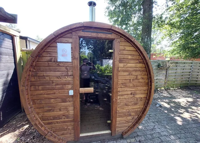 Veluwe Vakanties With Private Barrel Sauna - With Pool Bar And Restaurant Facilities In The Veluwe National Park *